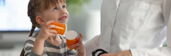 Liten Flicka Som Håller Piller Barnläkartid Medicin För Små Barn — Stockfoto