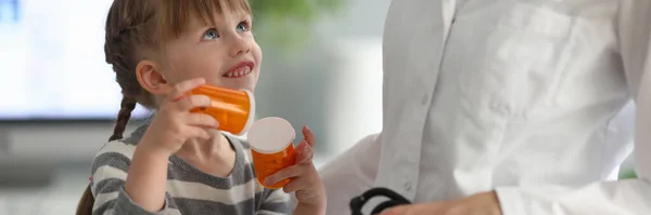 Ragazzina Che Tiene Delle Pillole All Appuntamento Dal Pediatra Medicina — Foto Stock