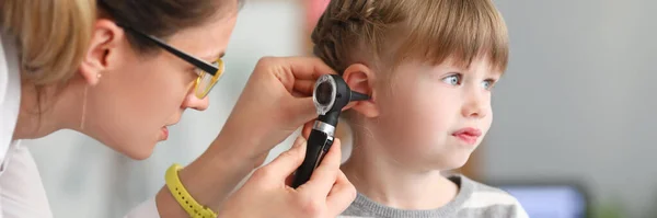 耳科医生对小女孩的耳朵进行体格检查 儿童概念听力测试 — 图库照片