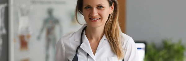 Ung Leende Kvinnlig Läkare Håller Urklipp Begreppet Medicinska Tjänster — Stockfoto