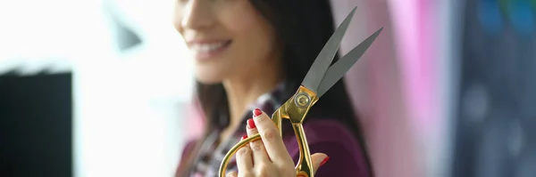 年轻女子手握专业的女裁缝剪刀 正确的面料切割概念 — 图库照片