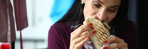 Jovem Mulher Gananciosamente Treme Delicioso Shawarma Conceito Receita Shawarma — Fotografia de Stock
