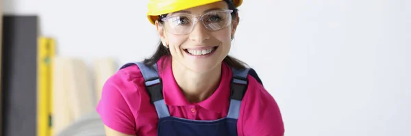 Porträtt Charmiga Kvinnliga Byggnadsarbetare Ritning Klädd Speciella Uniform Förkvinna Kontroll — Stockfoto