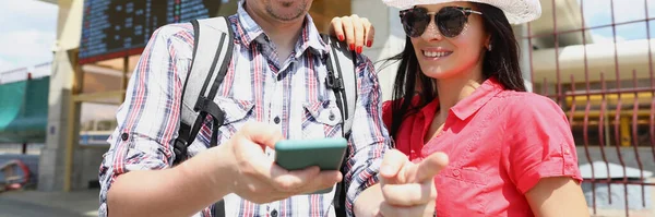 Portrait Smiling Woman Man Trying Find Way Map Application Smartphone — Stock Photo, Image