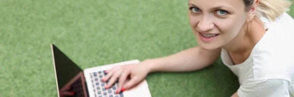 Young Woman Freelancer Laptop Lies Green Cover Face Close Top — Zdjęcie stockowe