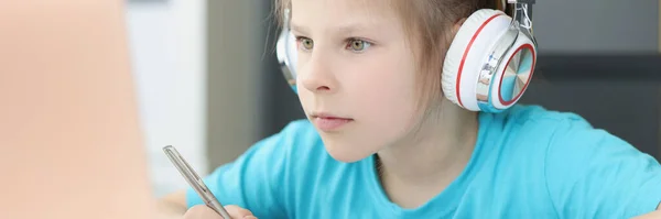 Girl Headphones Looks Attentively Laptop Close Distance Learning Pandemic Completing — Stock Photo, Image