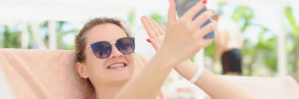 Mujer Feliz Traje Baño Hace Selfie Primer Plano Foto Vacaciones — Foto de Stock