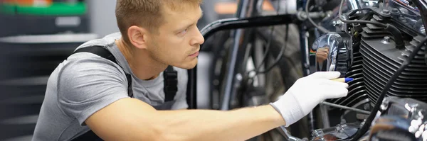 Garajda Bir Adam Motosikleti Kontrol Ediyor Yakın Plan Parçaları Motoru — Stok fotoğraf