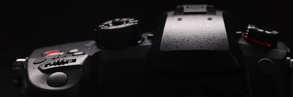 Cyfrowa Czarna Kamera Czarnym Tle Zbliżenie Tworzenie Treści Profesjonalny Sprzęt — Zdjęcie stockowe