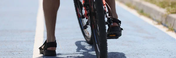 Cyclist Legs Asphalt Bike Stop Rear View Close Summer Sports — Stockfoto
