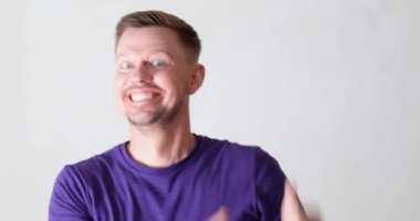 Neşeli, mutlu, mutlu adam parmaklarını kaldırıp dans ediyor. Kaliteli hizmetlerin tavsiye edilmesi ve olumlu yaşam konsepti