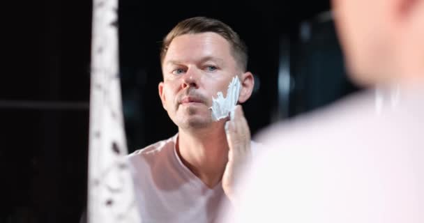 Handsome Man Applying Shaving Cream Face Choosing Quality Shaving Cream — Vídeo de stock