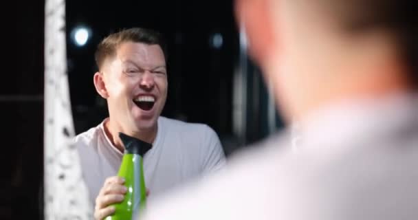 Joyful Man Doet Kapsel Met Haardroger Zingt Emotioneel Voor Spiegel — Stockvideo