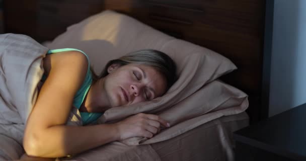 快乐快乐的女人在第一缕阳光的照耀下醒来 积极的情绪和健康的睡眠概念 — 图库视频影像