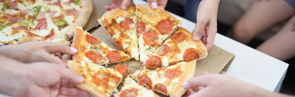 Büyük Şirkete Yakın Çekim Yuvarlak Şekilli Pizzadan Bir Parça Domates — Stok fotoğraf
