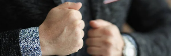 Close Van Zakenman Die Zijn Stijlvolle Jasje Aanraakt Vertrouwen Zichzelf — Stockfoto