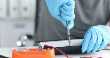 Erkek eller eski lambaları onarıp söküyor. Elektriksel ekipman konseptinin onarımı