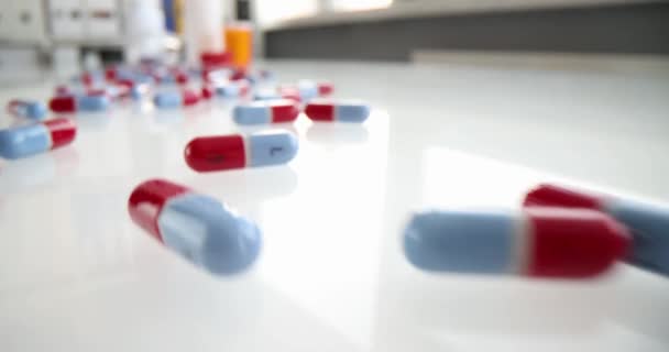 Laç Tabletlerinin Hap Kapsülleri Masaya Saçılmış Kontrolsüz Ilaç Vitamin Alımı — Stok video