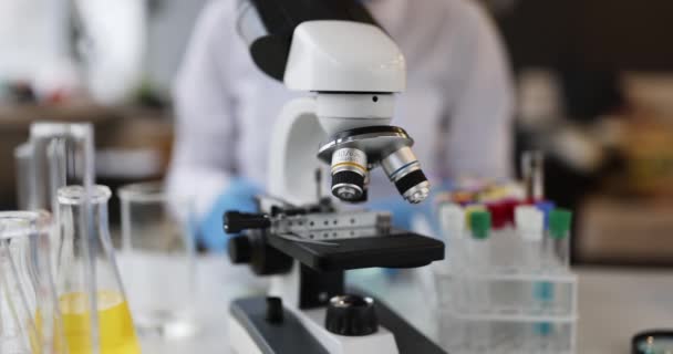 科学者は顕微鏡下で試料を調べる 現代の研究室と化学研究の概念 — ストック動画