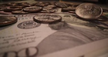 Bir sürü Amerikan banknotları ve düşen bozuk paralar. Yasadışı yüksek maaşlı meslek kavramı