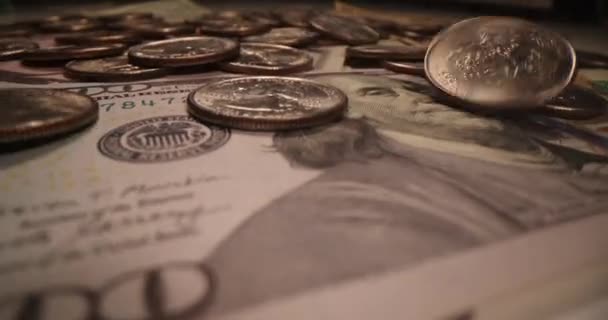 Πολλά Αμερικανικά Χαρτονομίσματα Και Κέρματα Που Πέφτουν Στο Σκοτάδι Παράνομα — Αρχείο Βίντεο