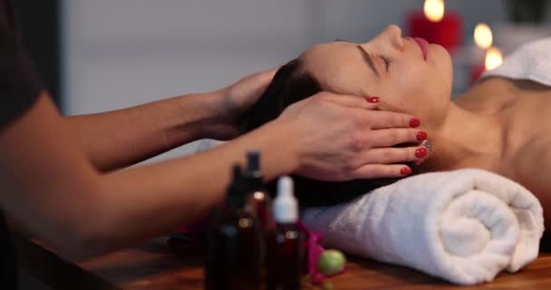 Kosmetologe Macht Eine Entspannende Massage Mit Muskelkrämpfen Der Stirn Des — Stockvideo