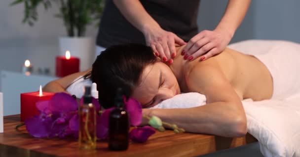Jovem Recebe Massagem Profissional Nas Costas Spa Senhora Nua Bonita — Vídeo de Stock