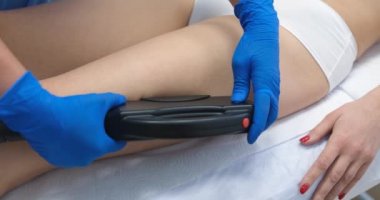 Kuaförde bacaklardaki kılları çıkarmak için lazer ve fotoepilasyon prosedürleri. Cilt bakımı kavramı