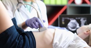 Ultrason cihazı kullanan küçük bir kızın tıbbi muayenesi. Çocuk konseptinin iç organlarının tıbbi incelemesi