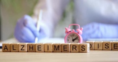 Tıpta yaşlılarda Alzheimer hastalığı teşhisi. Alzheimer hastalığı semptomlara ve tedaviye neden olur