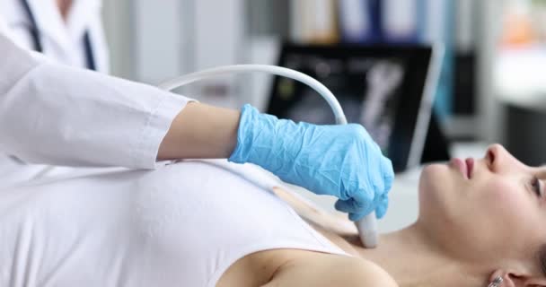 Diagnosis Ultrasonografi Kelenjar Tiroid Wanita Klinik Closeup Dokter Berjalan Transduser — Stok Video