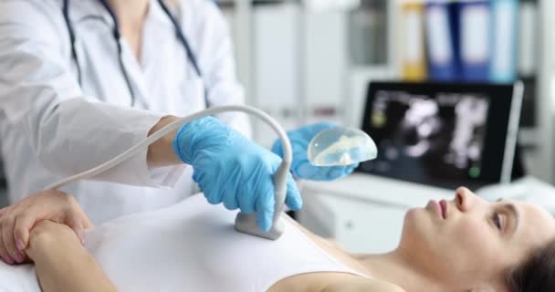 Arzt Führt Ultraschalluntersuchung Der Weiblichen Brust Mit Silikonimplantat Durch Brustuntersuchung — Stockvideo
