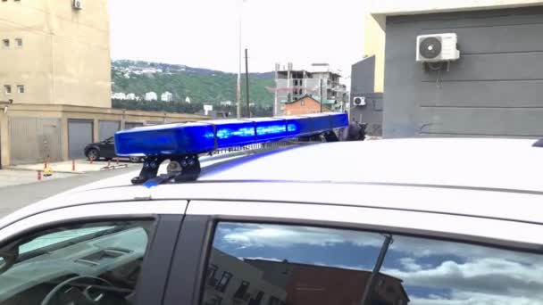 城市警车车顶闪烁着指示物 交通事故和警察呼叫概念 — 图库视频影像