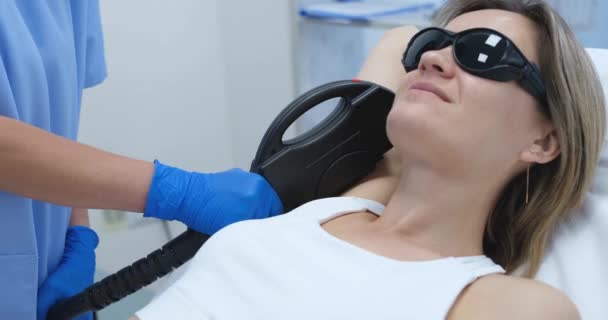 女人们在沙龙里用光电消声器或激光去除腋窝来进行脱毛手术 毛发摘除概念 — 图库视频影像