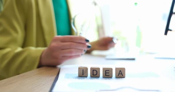 Word Idea Businesswoman Points Light Bulb New Business Ideas Small — Wideo stockowe