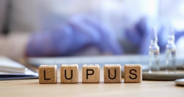 Word Lupus Medische Tafel Bij Dokter Medisch Concept Behandeling Van — Stockvideo