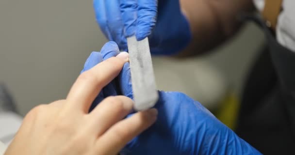 Maniküre Poliert Nagel Mit Nagellack Maniküre Anwendung Professionellen Werkzeug Schönheitssalon — Stockvideo