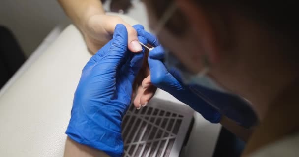 Closeup Woman Hand Manicurist Polishing Nails Beauty Salon Beauty Salon — ストック動画