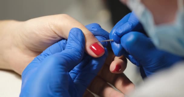 Manicure Cobre Unhas Cliente Com Esmalte Vermelho Conceito Salão Beleza — Vídeo de Stock