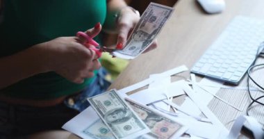 Kadın 100 dolarlık banknotları kâğıttan kesiyor. Yüksek kalite sahte dolar ve suç konsepti