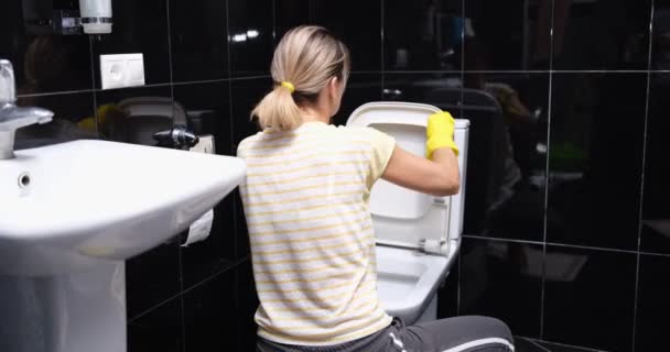 Ruce Čistí Záchodové Prkýnko Umyvadlem Utírat Toaletu Doma Žena Žlutých — Stock video