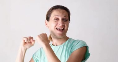 Mutlu, gülümseyen genç bir kadının portresi. Hayatın neşesi ve olumlu duygular konsepti