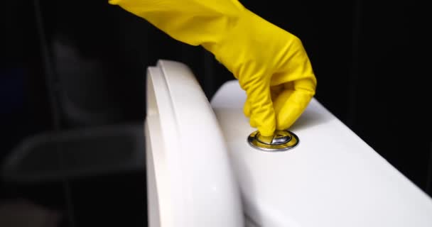 Hand Gele Handschoen Drukt Spoelknop Het Toilet Schoonmaakdiensten Sanitair Reinigingsconcept — Stockvideo