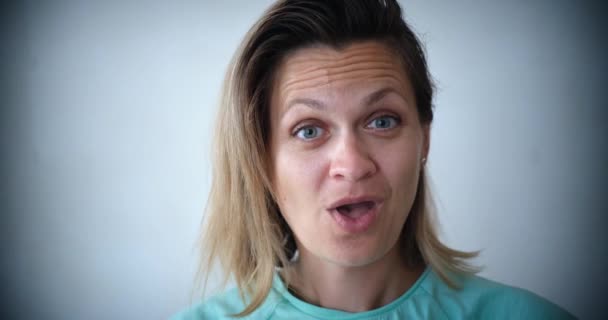 Porträtt Unga Framgångsrika Kvinna Som Ler Och Håller Tummen Upp — Stockvideo