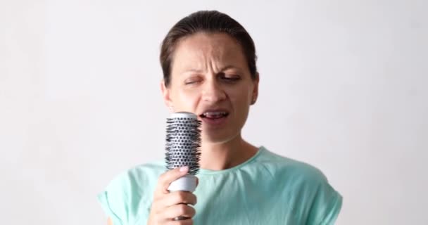 Wanita Cantik Muda Bernyanyi Dan Memegang Sikat Rambut Menyisir Rambut — Stok Video