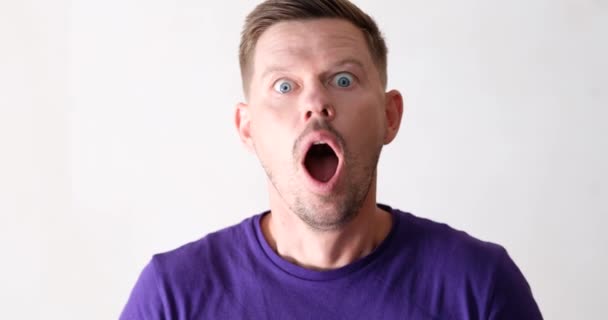 Portrait Shocked Screaming Man Holding Head Hands Emotion Shock Removal — Stockvideo