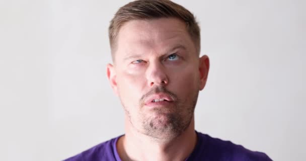 Portret Zdenerwowanego Mężczyzny Przewracającego Oczami Negatywne Emocje Koncepcja Antycypacji Nerwowej — Wideo stockowe