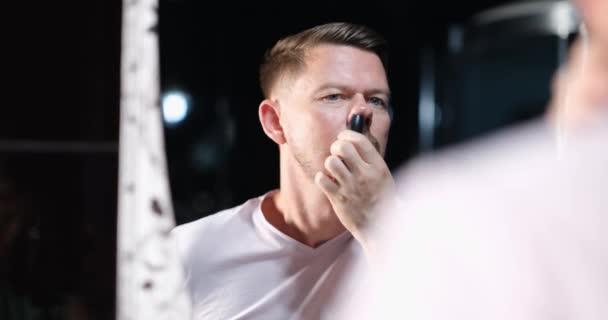 Mladý Muž Odstraňuje Vlasy Nosu Nůžkami Epilátor Pro Odstranění Ochlupení — Stock video