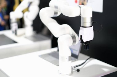 Robot üretim hattıyla otomasyon endüstrisi konsepti. Akıllı fabrika bilgisayar endüstrisi konsepti