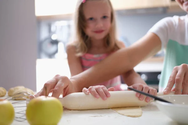 Mother Daughter Roll Out Dough Kitchen Home Closeup Happy Family — Fotografia de Stock